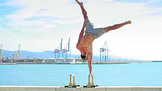 A Malaga man at the peak of calisthenics
