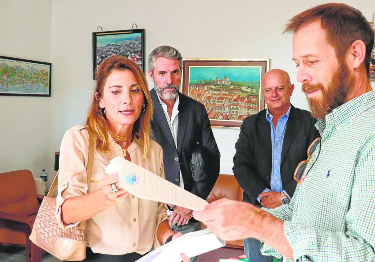 Mata, Maldonado and Vox councillor Juan Carlos Cuevas, register the no-confidence motion at Mijas town hall.