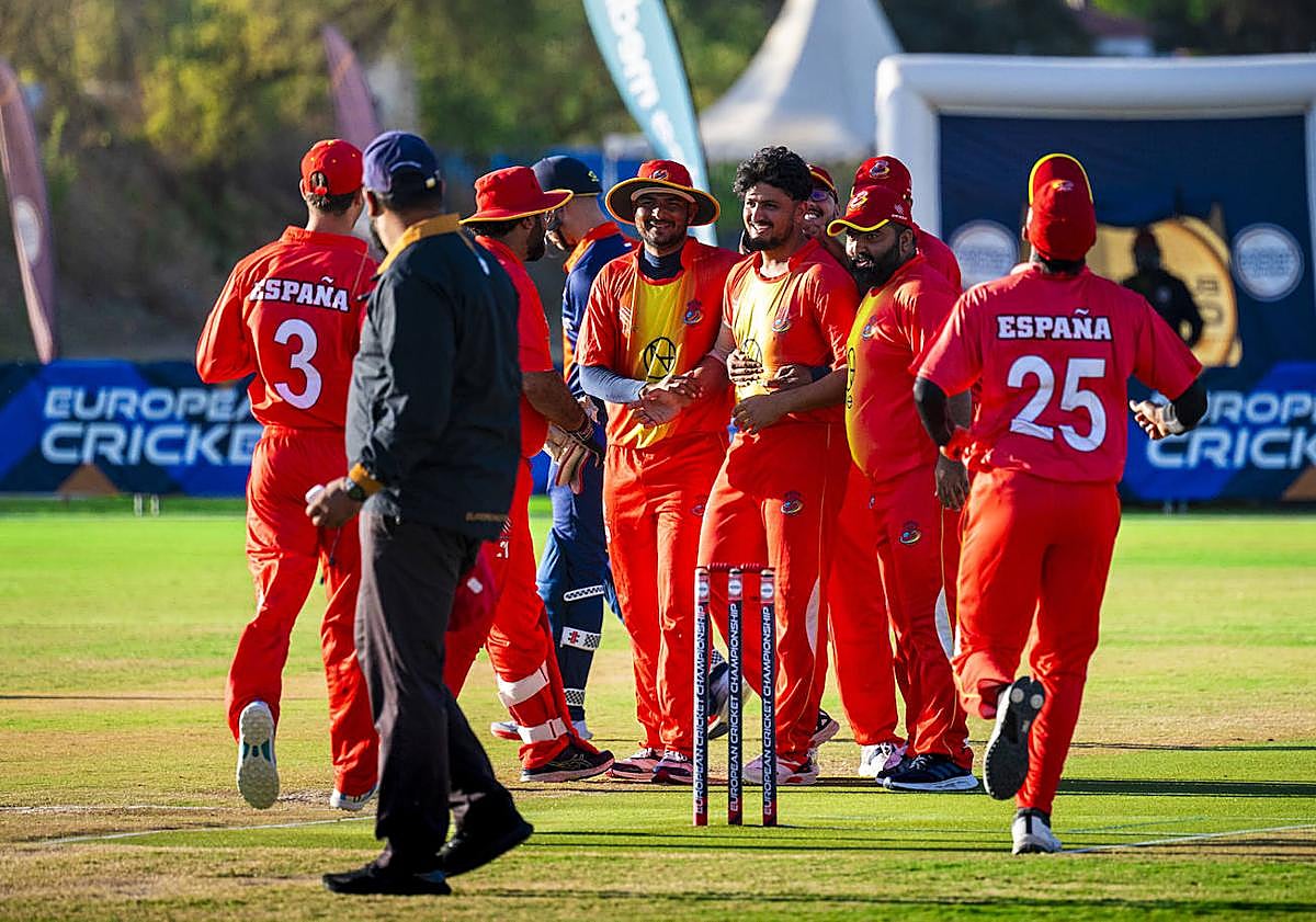 Imagen principal - Spain on the final day of the championship and England XI's celebrations.