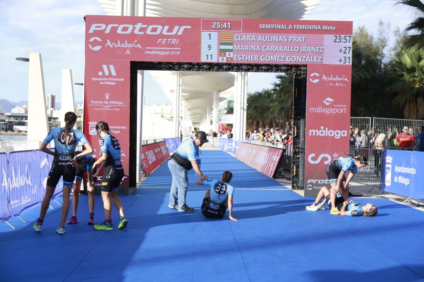 Imagen secundaria 1 - In photos... Spain's best triathletes put on a show in Malaga's Muelle Uno marina