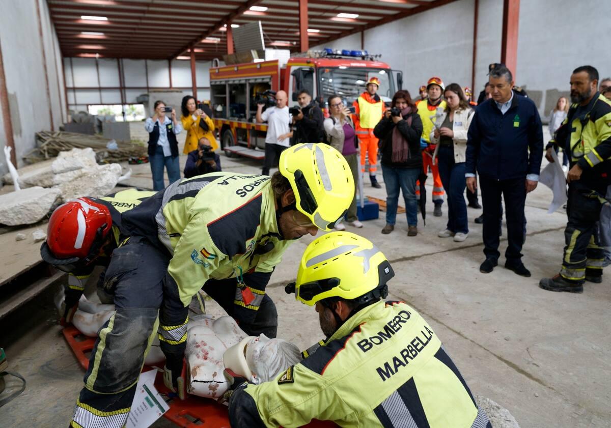 Imagen principal - Emergency services deploy 400 personnel as Marbella responds to magnitude 6.1 earthquake drill