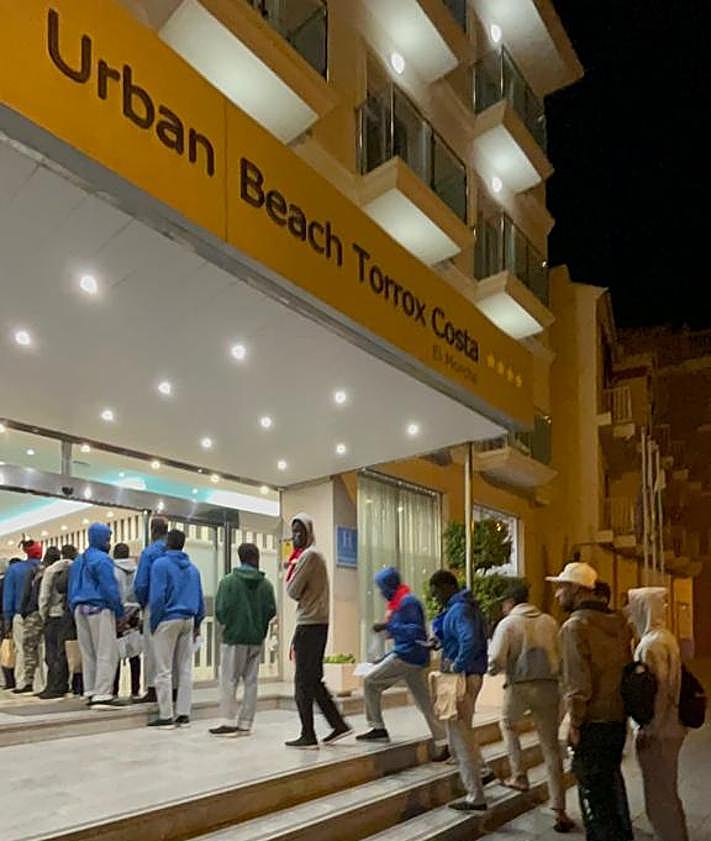 Imagen secundaria 2 - In pictures and video: More than 200 migrants transferred from Spain's Canary Islands to four-star hotel on Costa del Sol