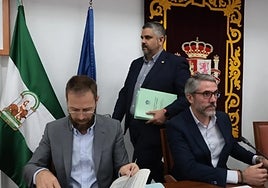 The secretary of Mijas town hall, next to Maldonado and in the background the current Mayor, Josele González.