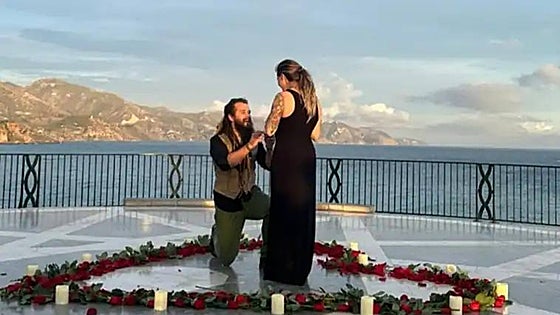 American tourist makes romantic marriage proposal at iconic Costa del Sol viewpoint