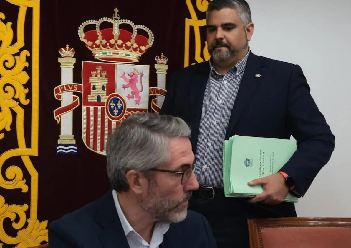 Maldonado (left) and González at Wednesday's council meeting.