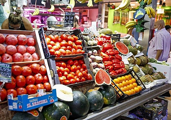 Shoppers in Spain are filling their baskets with cheaper and less fresh produce as inflation bites