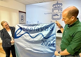 Mayor Ana Mula with the new EcoPlayas flag.