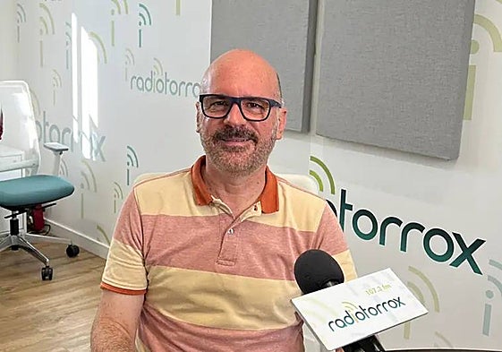 Councillor Salvador Escudero in the Radio Torrox studio.