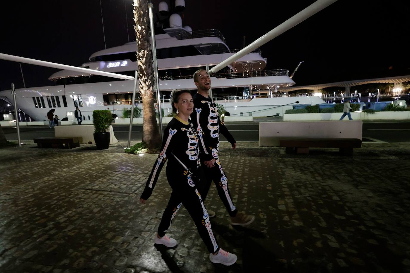 Zombies, witches and skeletons stroll the streets of Malaga for Halloween... in pictures