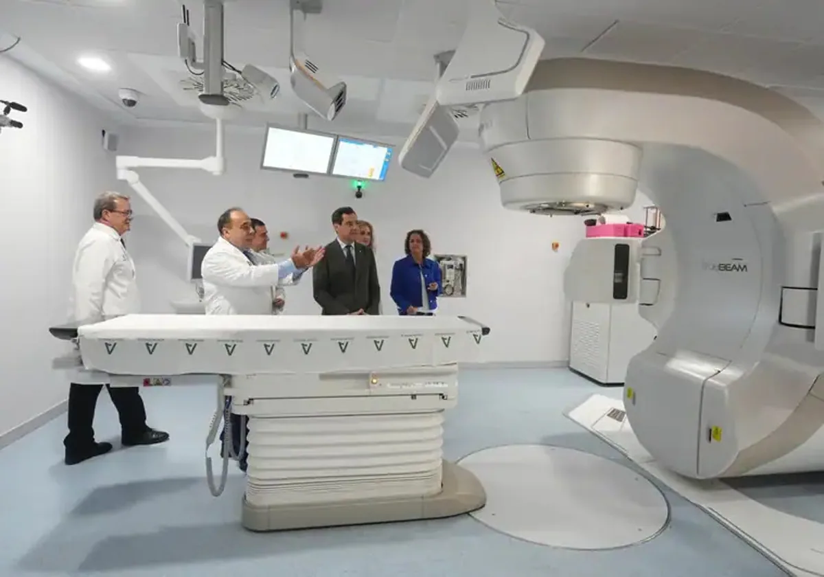 Juanma Moreno at the Radiotherapy Oncology Unit of the Virgen del Rocío Hospital in Seville.