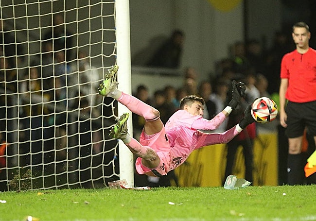 Carlos López makes a crucial penalty stop.