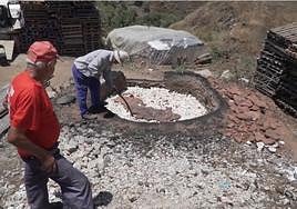 Joseíllo de Rosa and Pepe El Loro at Pepe’s limestone quarry in Cómpeta, which is still working and whose kiln is used to make the paint.
