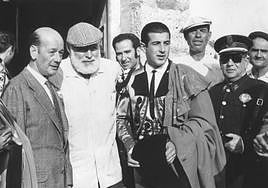 Hemingway between father and son bullfighters, Cayetano and Antonio Ordóñez.