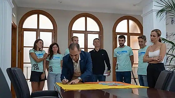 Benalmádena mayor embroiled in signed flags controversy
