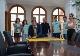 Benalmádena mayor embroiled in signed flags controversy