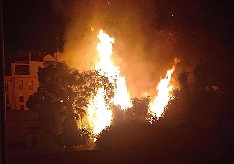 Image of the flames registered in the early hours of the morning in Picacho street in the capital, in the neighbourhood of La Victoria.