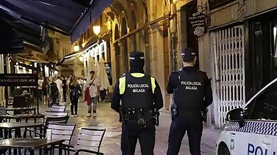 Wallet containing nearly 1,000 euros dropped on Malaga street is returned to its rightful owner