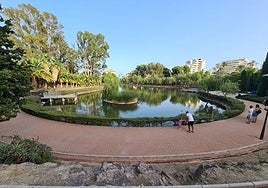 View of the lake and the surrounding green areas in Parque de la Paloma.