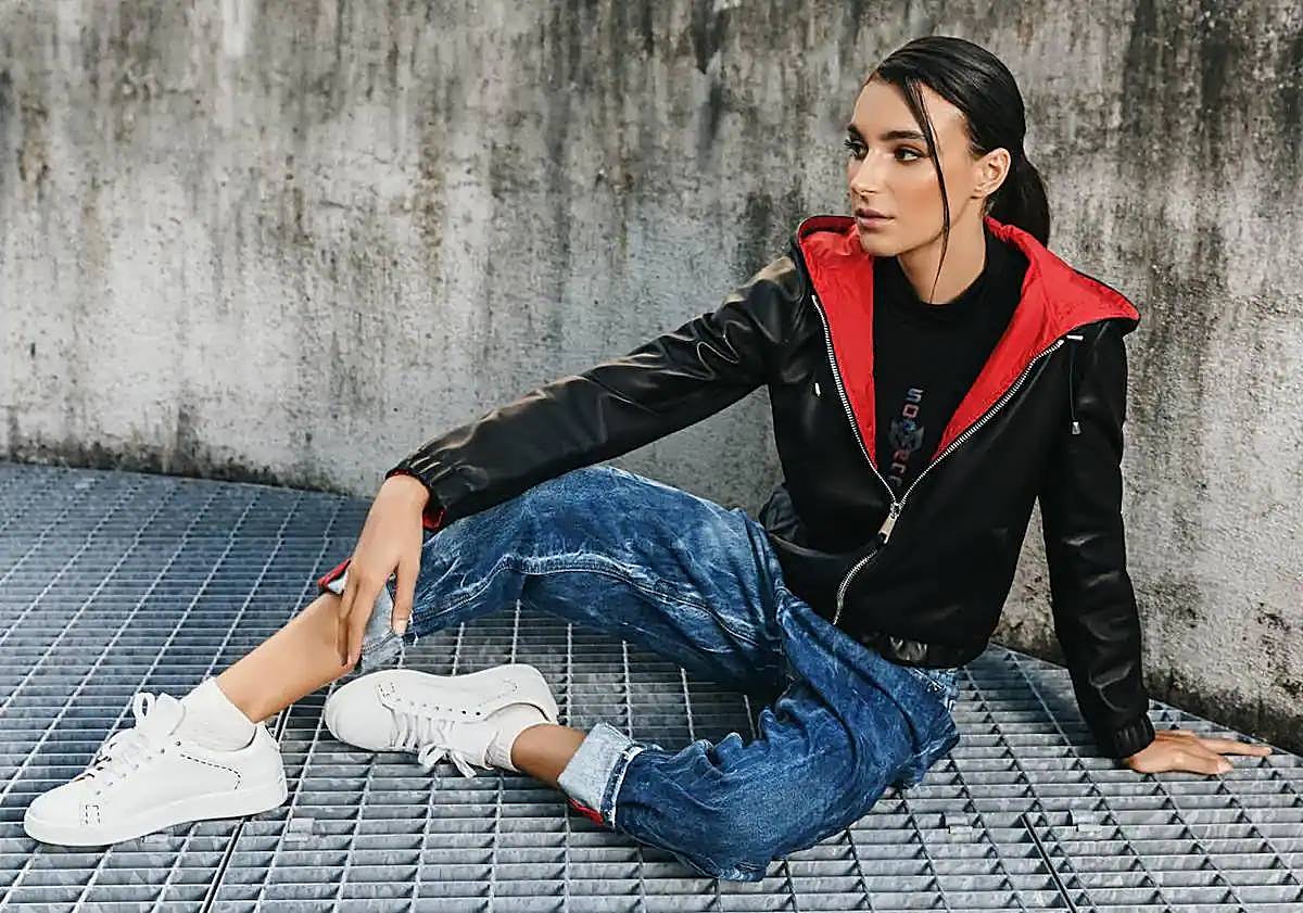 Imagen principal - Items from the collection, current CEO Marco Antonio Soriano.