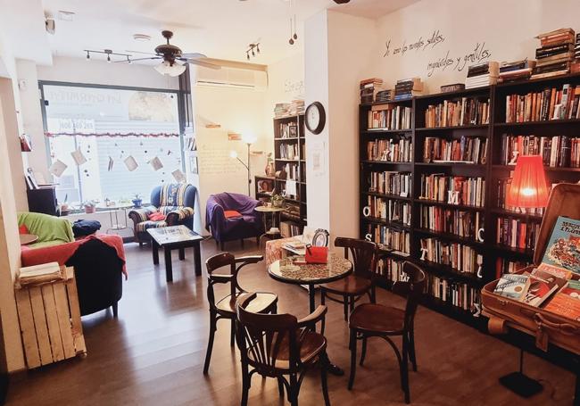 The lounge of the café-bookshop La Qarmita.