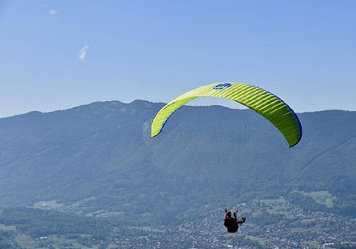 Two paragliders injured, one seriously, after colliding in Teba