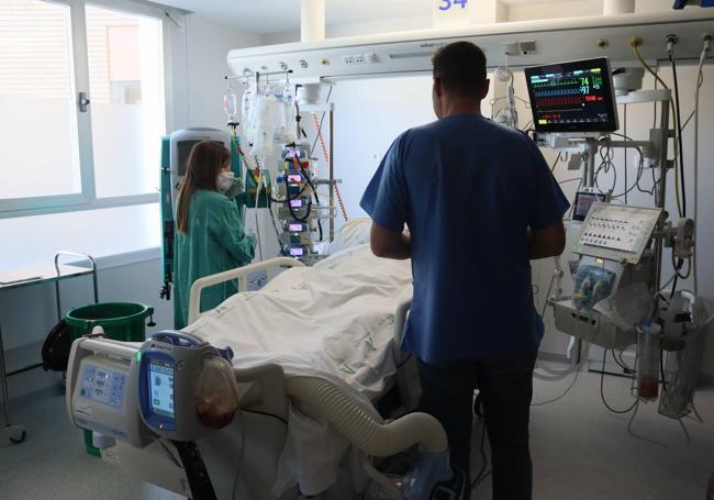 Working in an intensive care unit requires a great deal of technical knowledge.