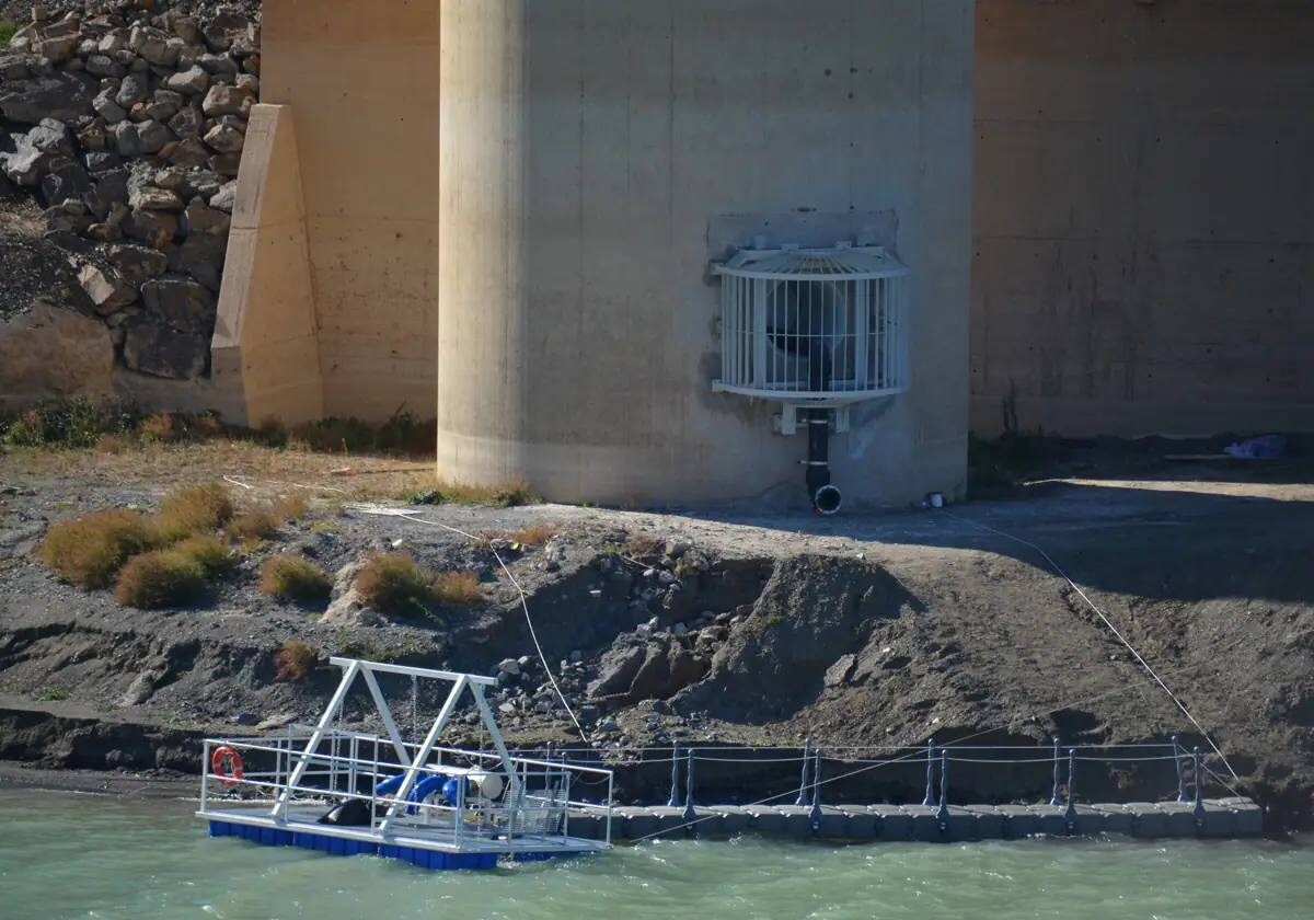 Surface pumps are being installed in La Viñuela reservoir to extract the last of the water.