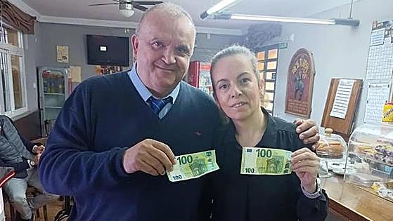 Foreign tourist rewards locals after they located his bag containing 5,000 euros on a Ronda bus