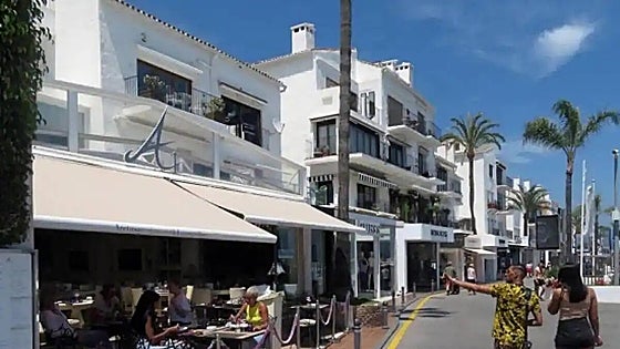 There are more wealthy women than men in Andalucía, but the men have the bigger bank accounts