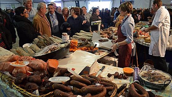 Taste traditional Axarquía food and wine in Colmenar