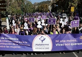 The front line of the march for 25N, as it passed through Muelle Heredia.
