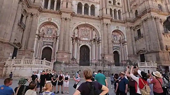 Plainclothes police officers catch pickpockets who stole purse with 2,000 euros in Malaga city