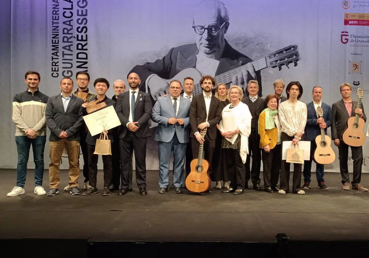 Winners of this year's guitar competition with British Luthier Stephen Hill, the Irish ambassador to Sweden and judges.