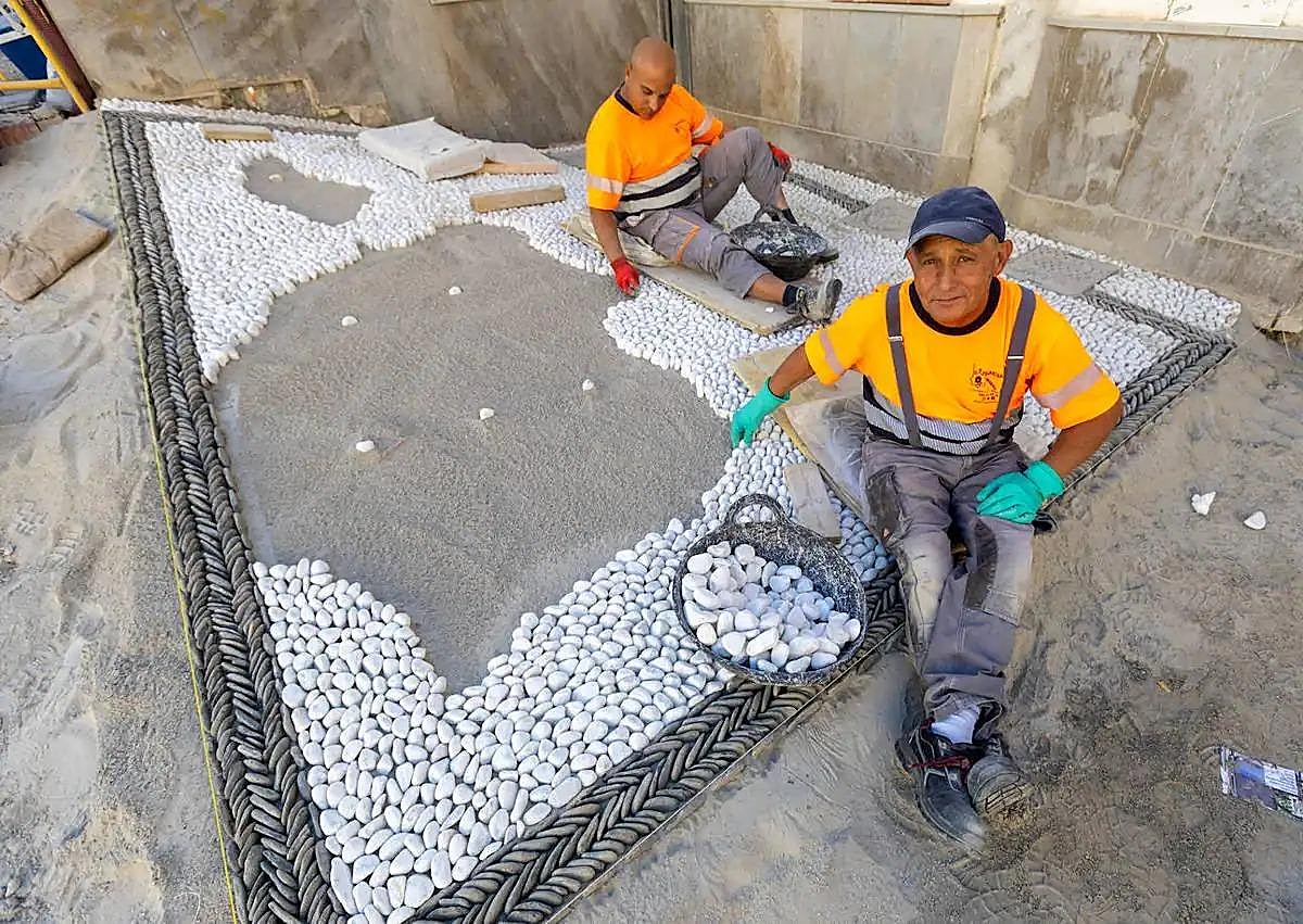 Imagen secundaria 1 - The craftsmen working on a recent pavement design.