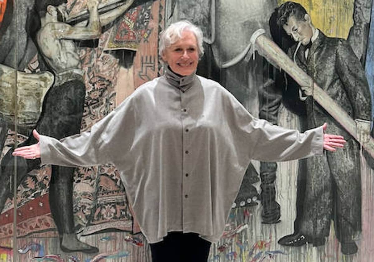 Glenn Close, in front of José Luis Puche's painting at the Soho Caixabank Theatre.