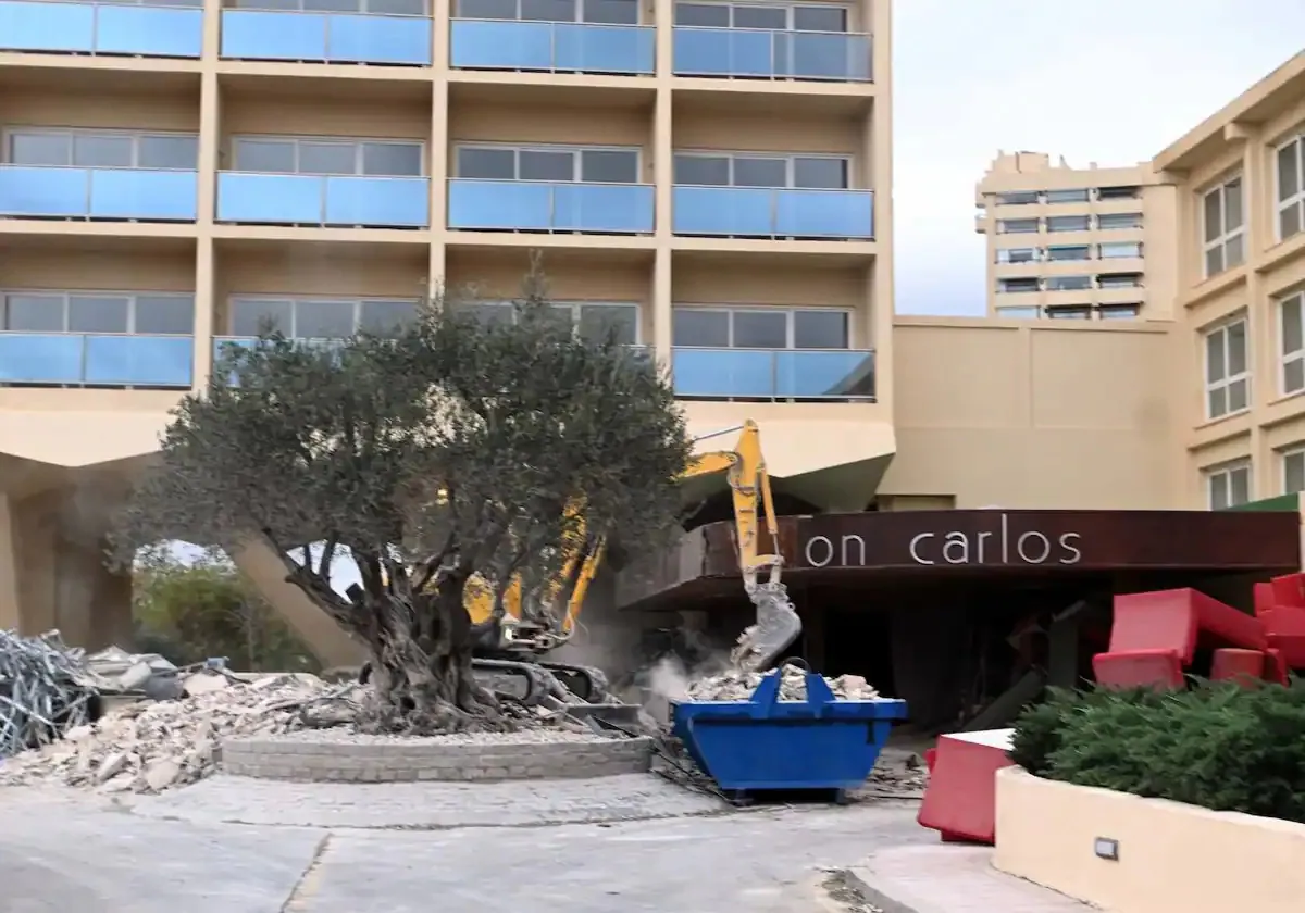 The Don Carlos hotel is currently closed for renovation works.