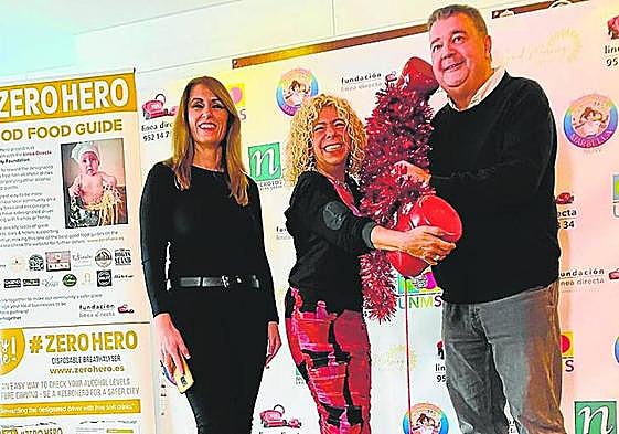 Nicole King (c), with Laura Gil of Afesol and Mijas councillor Mario Bravo today.