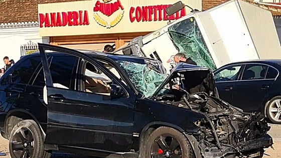 Two people rushed to hospital after head-on collision in Vélez-Málaga