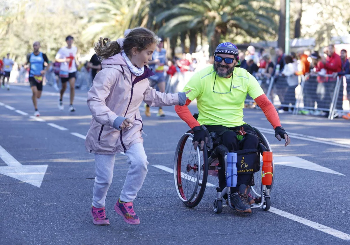 Imagen principal - Watch the incredible act of sportsmanship at Malaga Marathon that has since gone viral