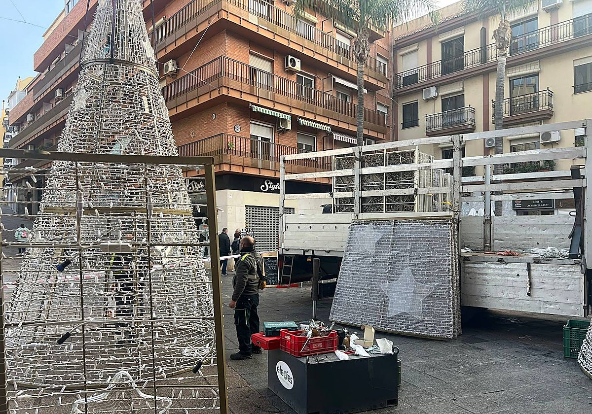 Work to install the lights around Almuñécar started on Monday 11 December.