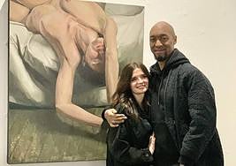 The two artists in front of one of Inma's pieces of art.