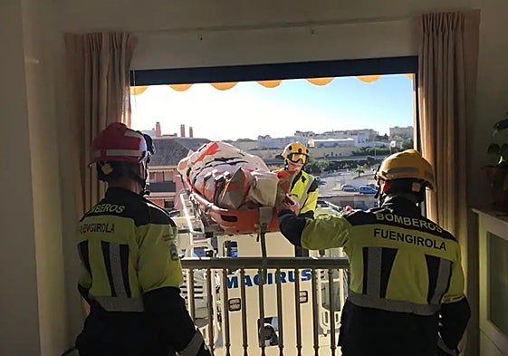Firefighters from Fuengirola operating at height.