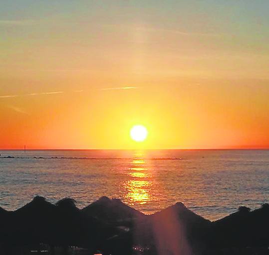 Imagen secundaria 2 - From top: The world-famous marina, Benalmádena Pueblo and sunset over the sea in Benalmádena Costa.