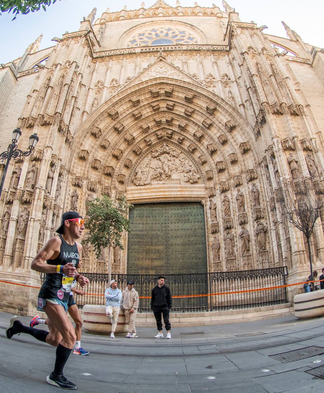 Imagen secundaria 2 - From top: Runners in the Ronda 101km in the famous bullring, Ultra Sierra Nevada competitors at the ski resort and a runner in the Seville marathon passes the iconic cathedral.