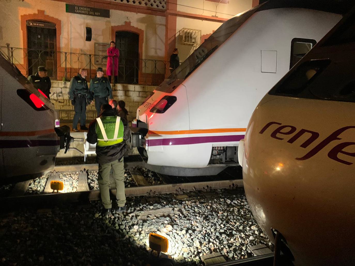 Imagen secundaria 1 - In pictures and video: Two trains collide north of Malaga and more than 200 passengers are evacuated