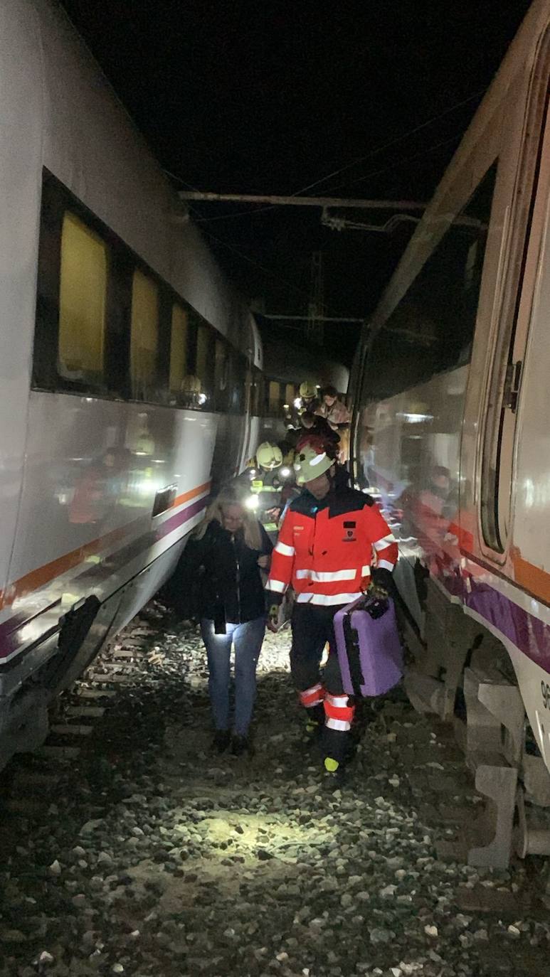 Imagen principal - In pictures and video: Two trains collide north of Malaga and more than 200 passengers are evacuated