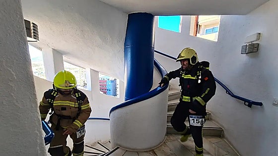 Twelve floors in three-and-a-half minutes: Firefighters from all over Spain take part in Fuengirola brigade's 40th anniversary vertical race