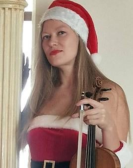 Maria Hyväri lives and performs in Nerja.