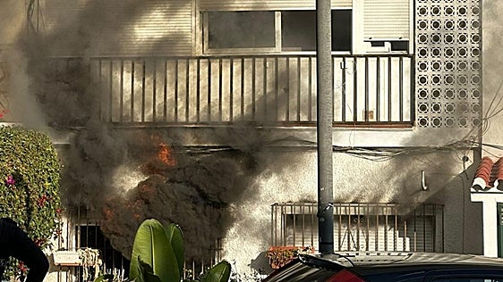 Mijas firefighters tackle house fire in Calahonda