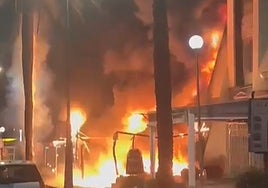 Police investigate early-morning blazes which destroyed Puerto Banús premises